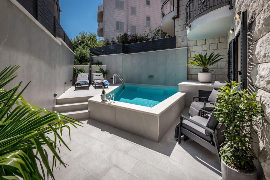 One B With Heated Private Pool Apartment